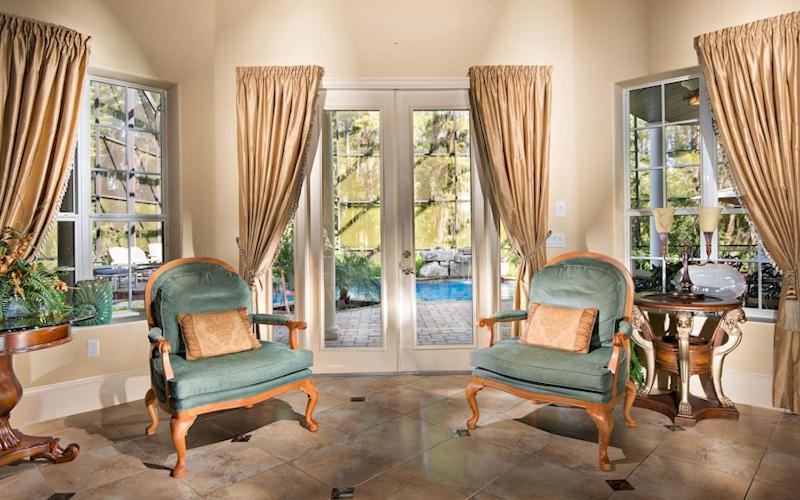 Lakeside Villa: Opulent 8BR Paradise in St. Georges Manor, Formosa Gardens, FL