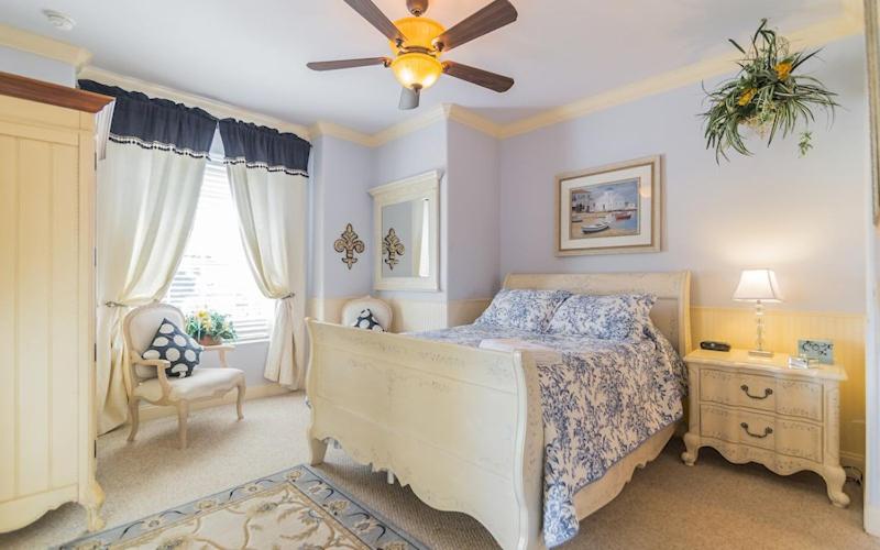 Lakeside Villa: Opulent 8BR Paradise in St. Georges Manor, Formosa Gardens, FL