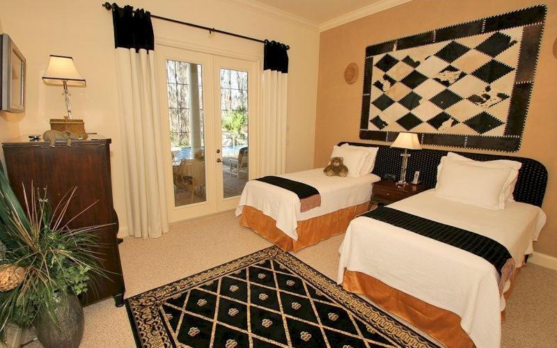 Lakeside Villa: Opulent 8BR Paradise in St. Georges Manor, Formosa Gardens, FL