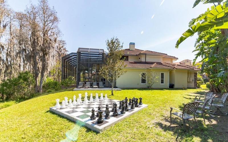 Lakeside Villa: Opulent 8BR Paradise in St. Georges Manor, Formosa Gardens, FL