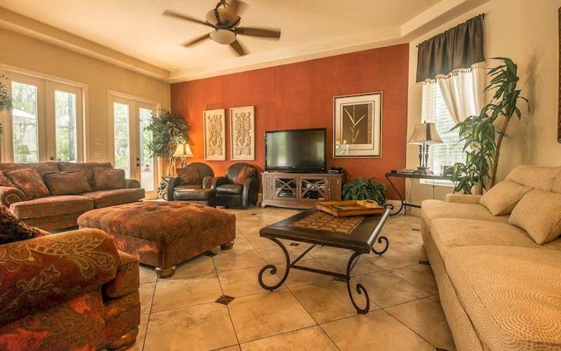 Lakeside Villa: Opulent 8BR Paradise in St. Georges Manor, Formosa Gardens, FL