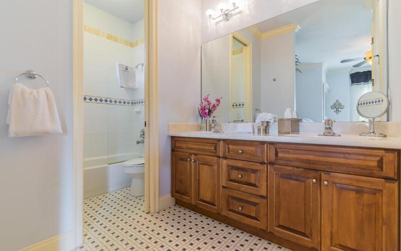 Lakeside Villa: Opulent 8BR Paradise in St. Georges Manor, Formosa Gardens, FL