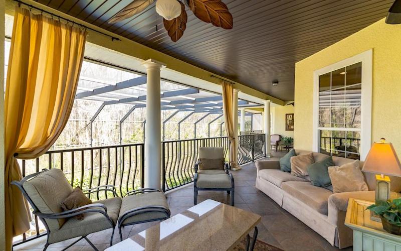 Lakeside Villa: Opulent 8BR Paradise in St. Georges Manor, Formosa Gardens, FL