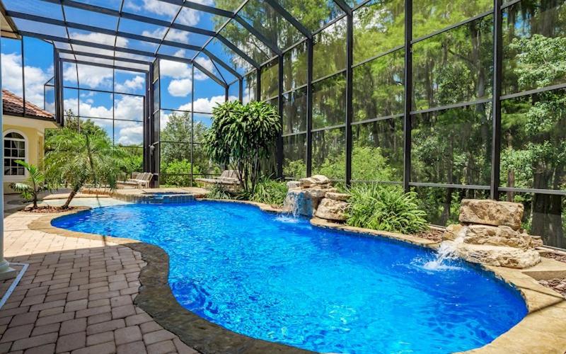 Lakeside Villa: Opulent 8BR Paradise in St. Georges Manor, Formosa Gardens, FL