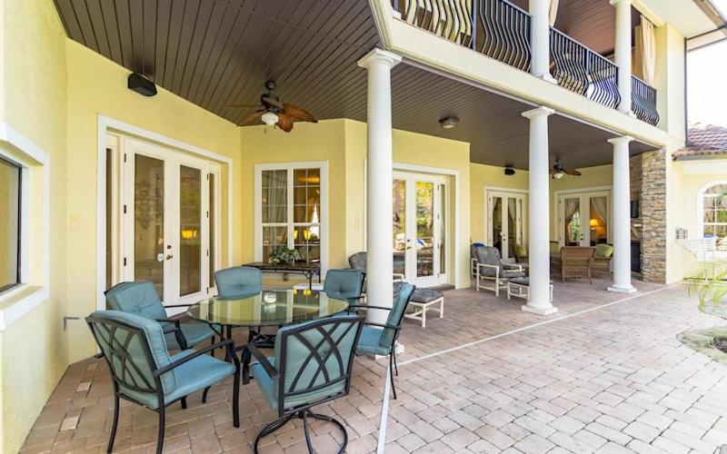 Lakeside Villa: Opulent 8BR Paradise in St. Georges Manor, Formosa Gardens, FL