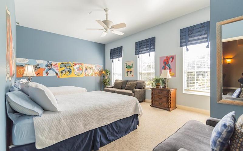 Lakeside Villa: Opulent 8BR Paradise in St. Georges Manor, Formosa Gardens, FL
