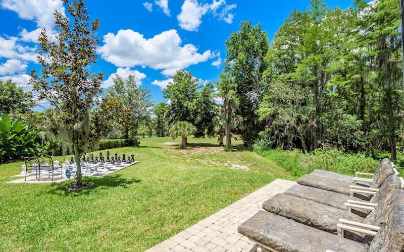 Lakeside Villa: Opulent 8BR Paradise in St. Georges Manor, Formosa Gardens, FL