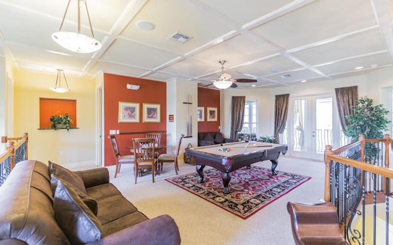 Lakeside Villa: Opulent 8BR Paradise in St. Georges Manor, Formosa Gardens, FL