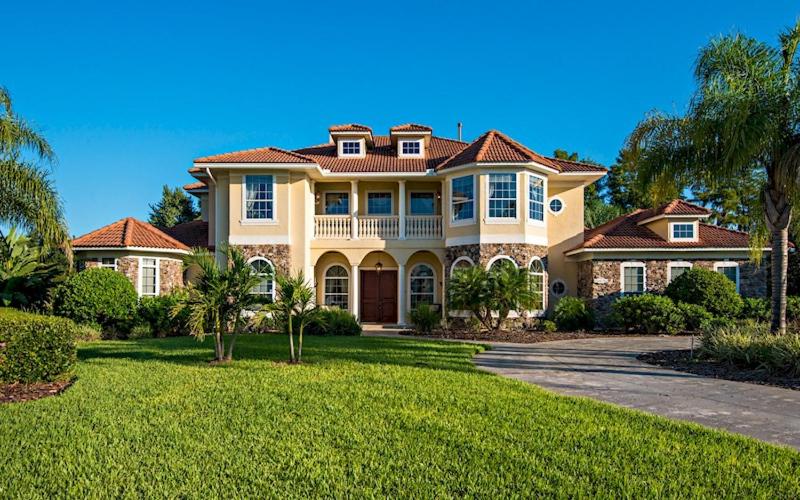 Lakeside Villa: Opulent 8BR Paradise in St. Georges Manor, Formosa Gardens, FL