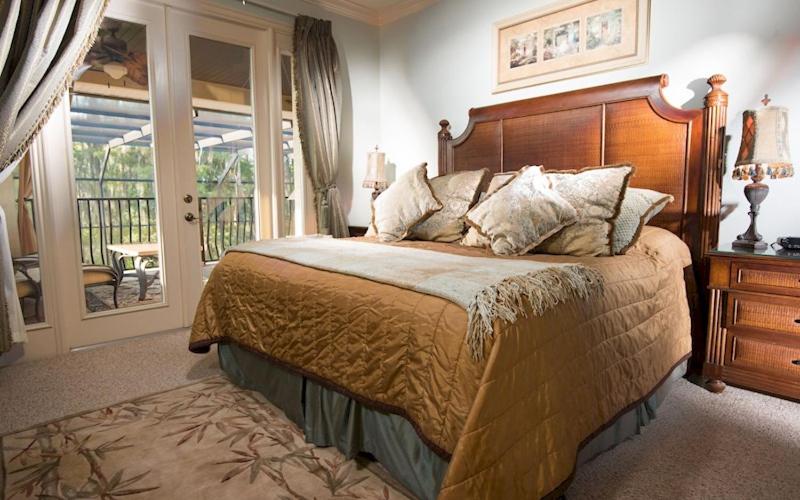 Lakeside Villa: Opulent 8BR Paradise in St. Georges Manor, Formosa Gardens, FL