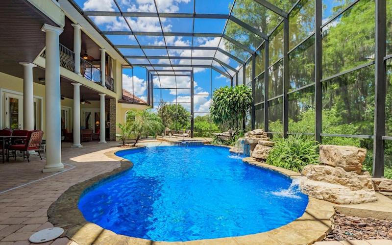 Lakeside Villa: Opulent 8BR Paradise in St. Georges Manor, Formosa Gardens, FL