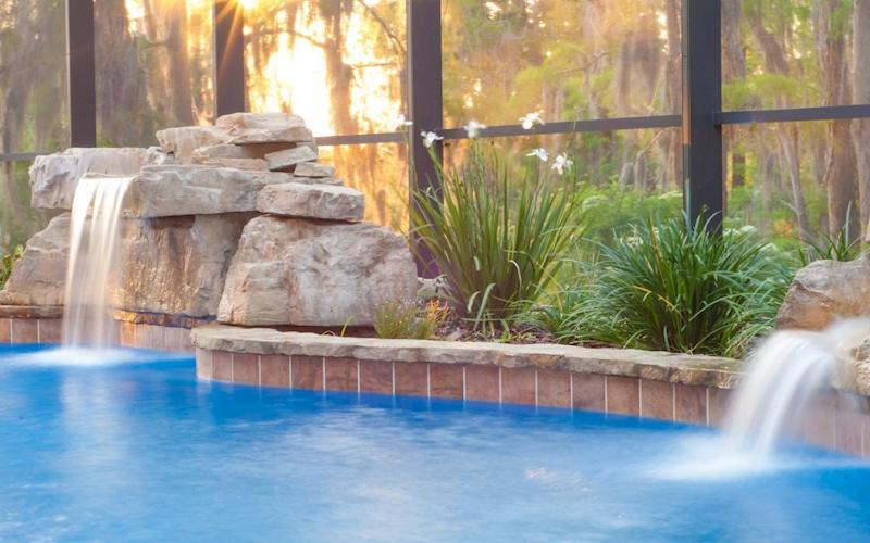 Lakeside Villa: Opulent 8BR Paradise in St. Georges Manor, Formosa Gardens, FL