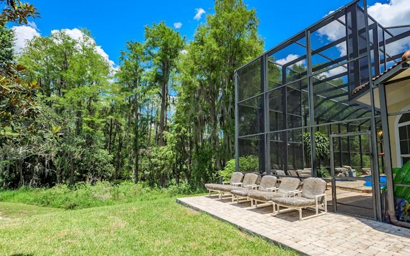 Lakeside Villa: Opulent 8BR Paradise in St. Georges Manor, Formosa Gardens, FL