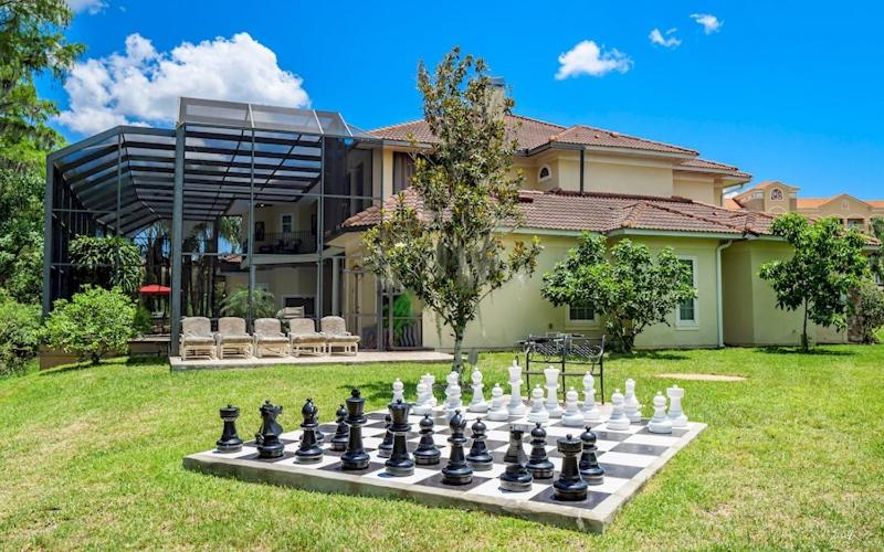 Lakeside Villa: Opulent 8BR Paradise in St. Georges Manor, Formosa Gardens, FL
