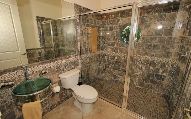 Lakeside Villa: Opulent 8BR Paradise in St. Georges Manor, Formosa Gardens, FL
