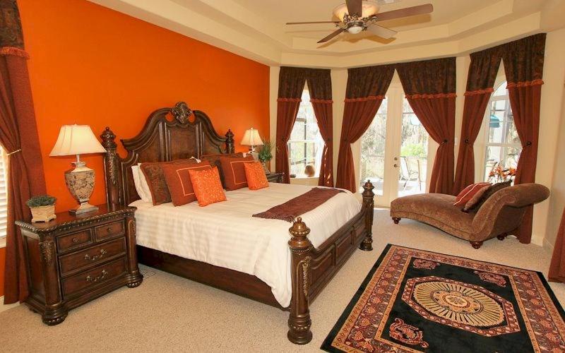 Lakeside Villa: Opulent 8BR Paradise in St. Georges Manor, Formosa Gardens, FL