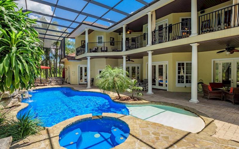 Lakeside Villa: Opulent 8BR Paradise in St. Georges Manor, Formosa Gardens, FL