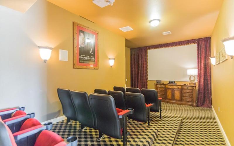 Lakeside Villa: Opulent 8BR Paradise in St. Georges Manor, Formosa Gardens, FL