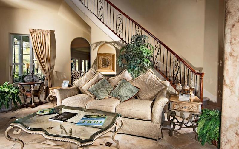 Lakeside Villa: Opulent 8BR Paradise in St. Georges Manor, Formosa Gardens, FL