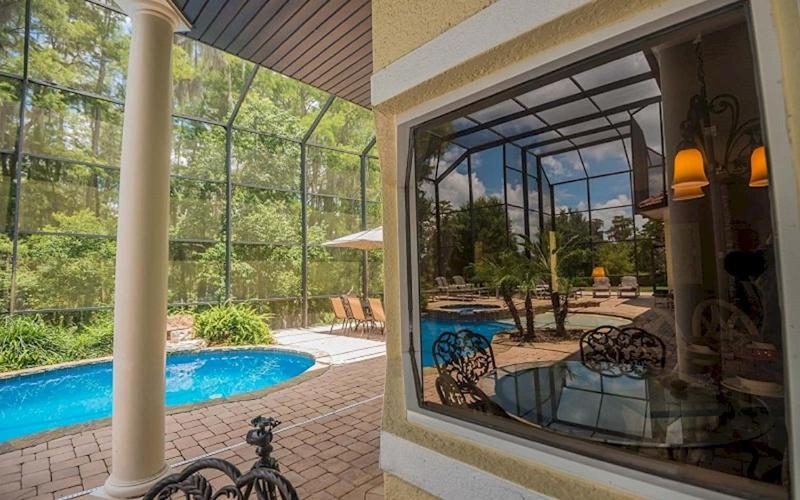 Lakeside Villa: Opulent 8BR Paradise in St. Georges Manor, Formosa Gardens, FL