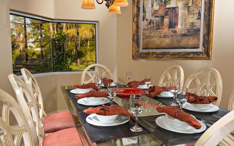 Lakeside Villa: Opulent 8BR Paradise in St. Georges Manor, Formosa Gardens, FL