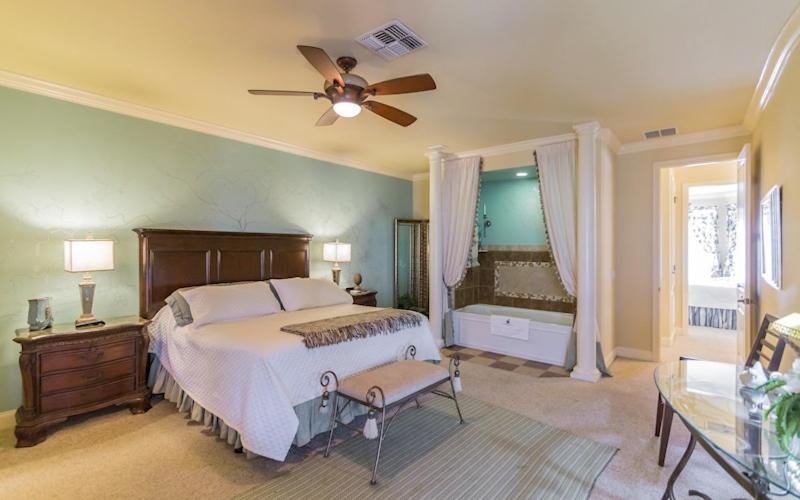 Lakeside Villa: Opulent 8BR Paradise in St. Georges Manor, Formosa Gardens, FL