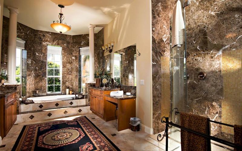 Lakeside Villa: Opulent 8BR Paradise in St. Georges Manor, Formosa Gardens, FL