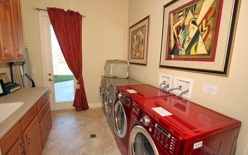 Lakeside Villa: Opulent 8BR Paradise in St. Georges Manor, Formosa Gardens, FL