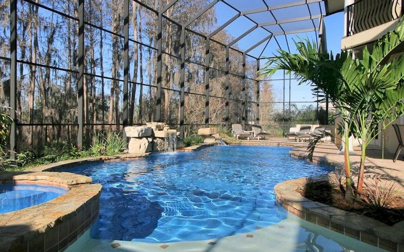 Lakeside Villa: Opulent 8BR Paradise in St. Georges Manor, Formosa Gardens, FL