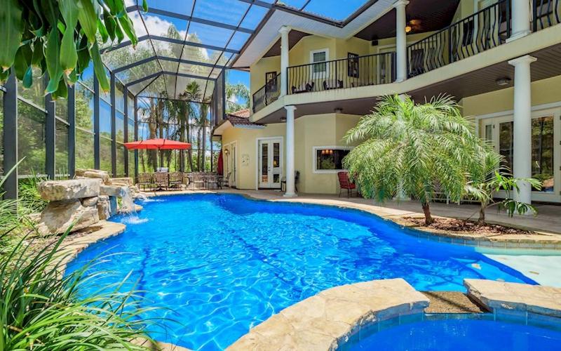 Lakeside Villa: Opulent 8BR Paradise in St. Georges Manor, Formosa Gardens, FL