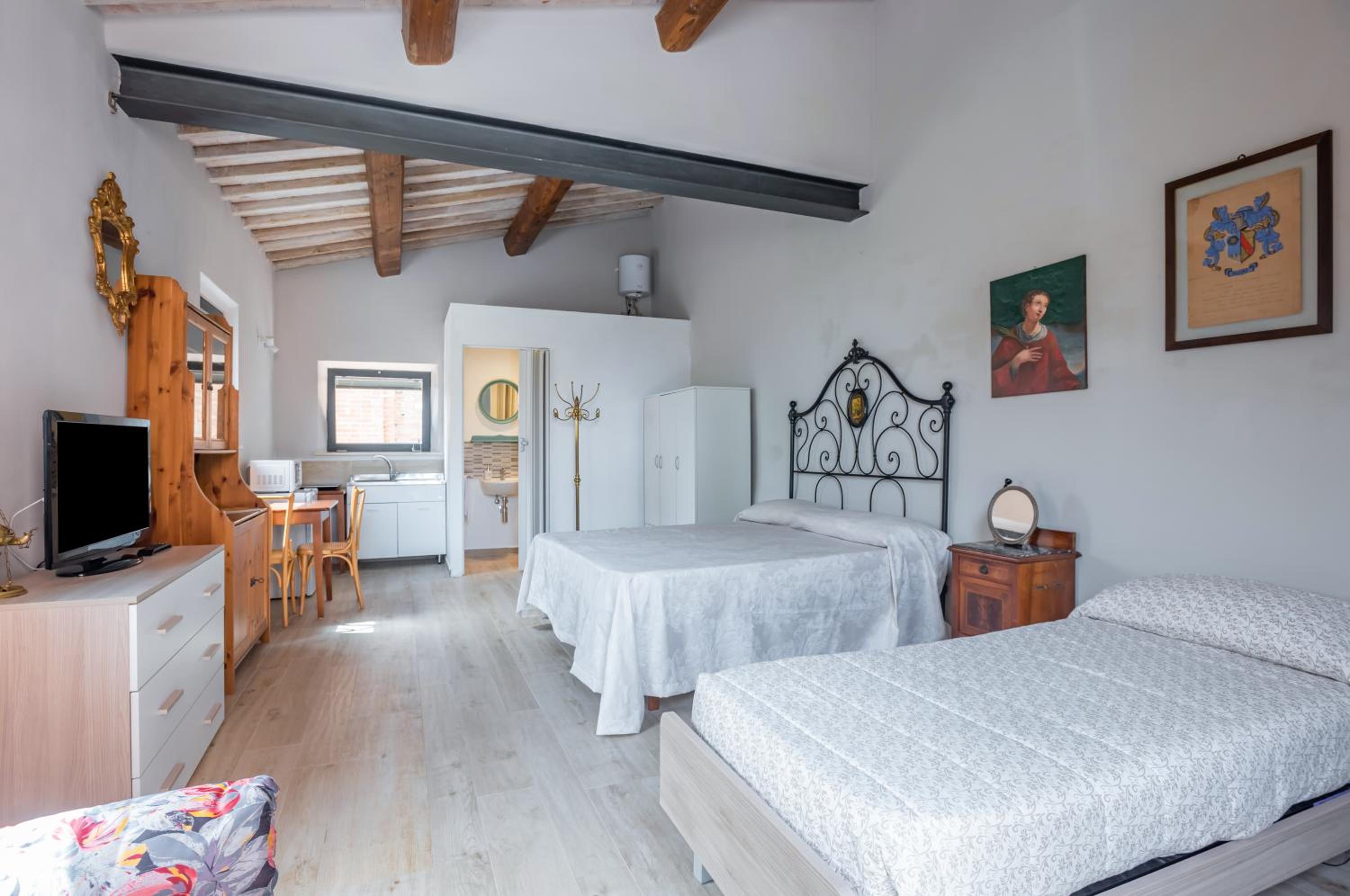 GuestHost - Porta Romana Studio & Apartment with Parking view 2
