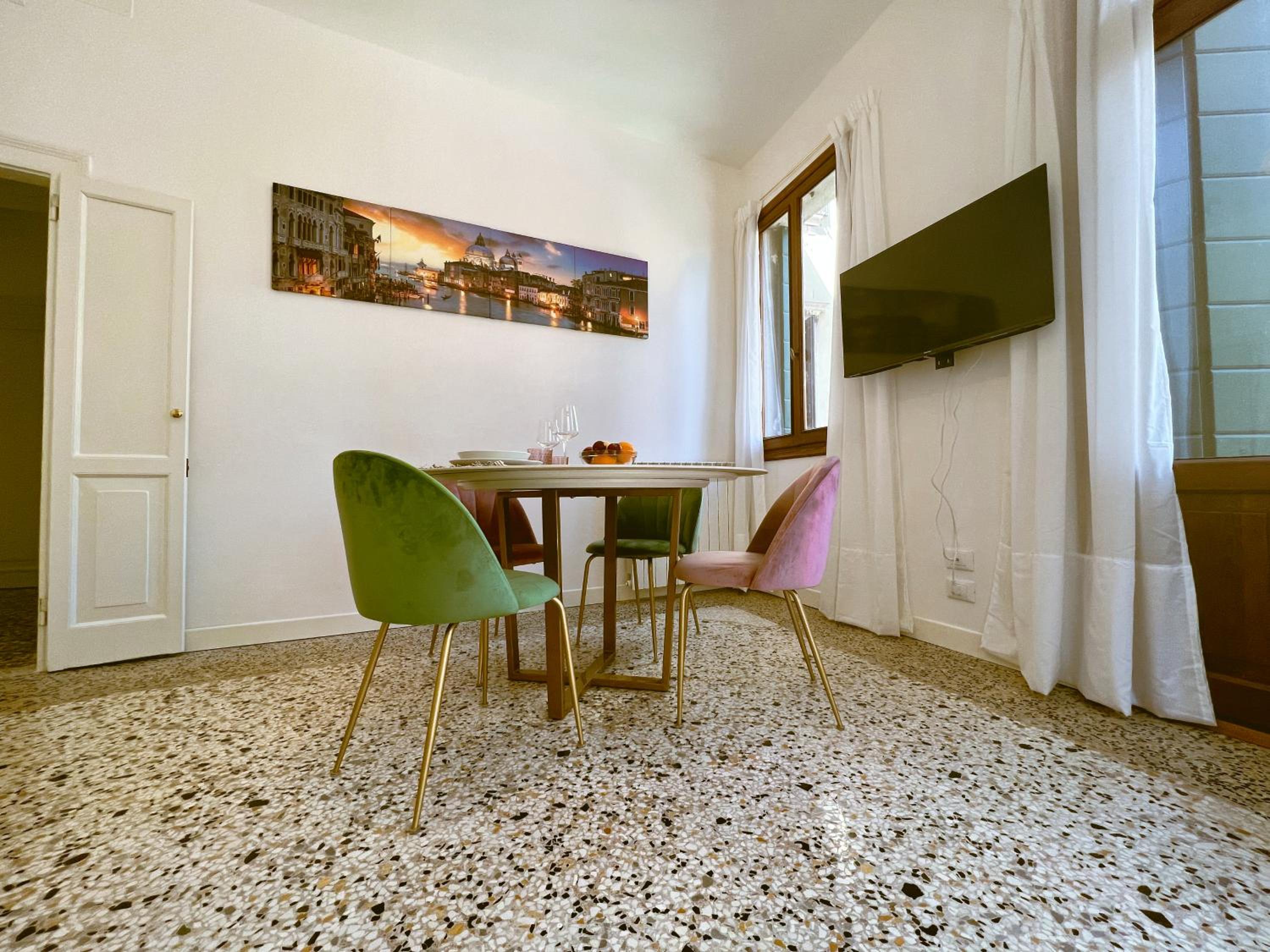 Splendid “True Venice Apartment” overlooking water