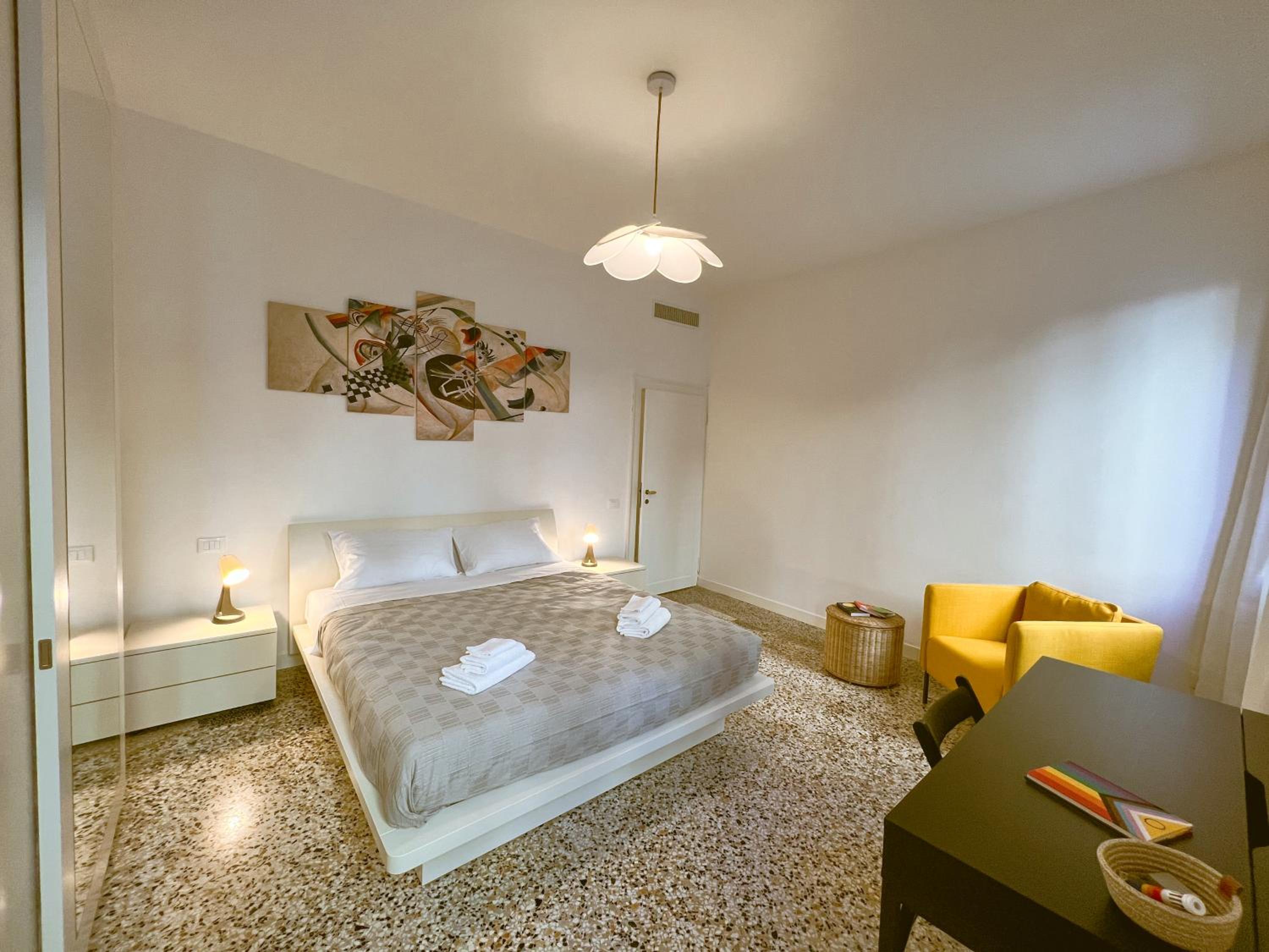 Splendid “True Venice Apartment” overlooking water