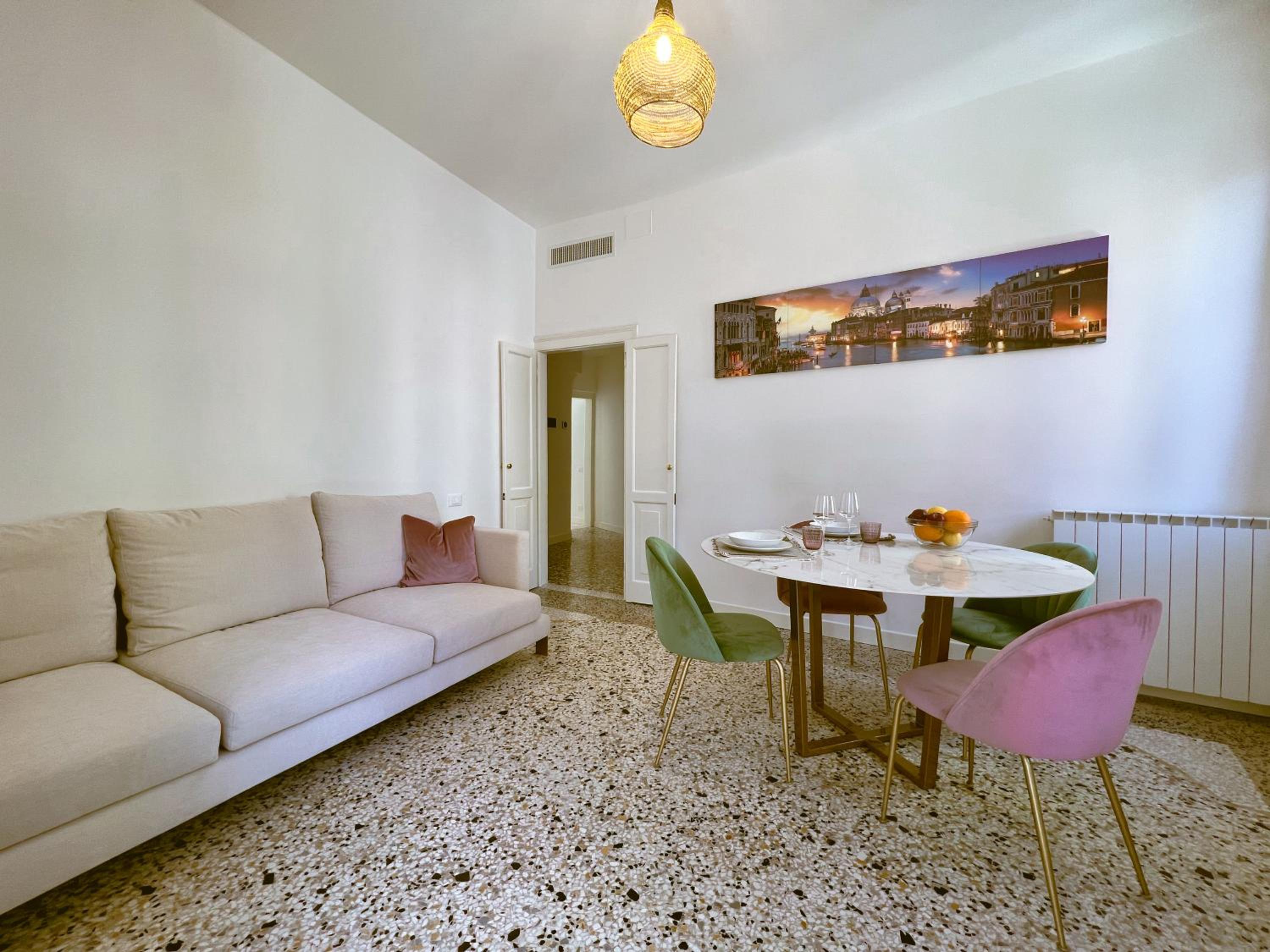 Splendid “True Venice Apartment” overlooking water
