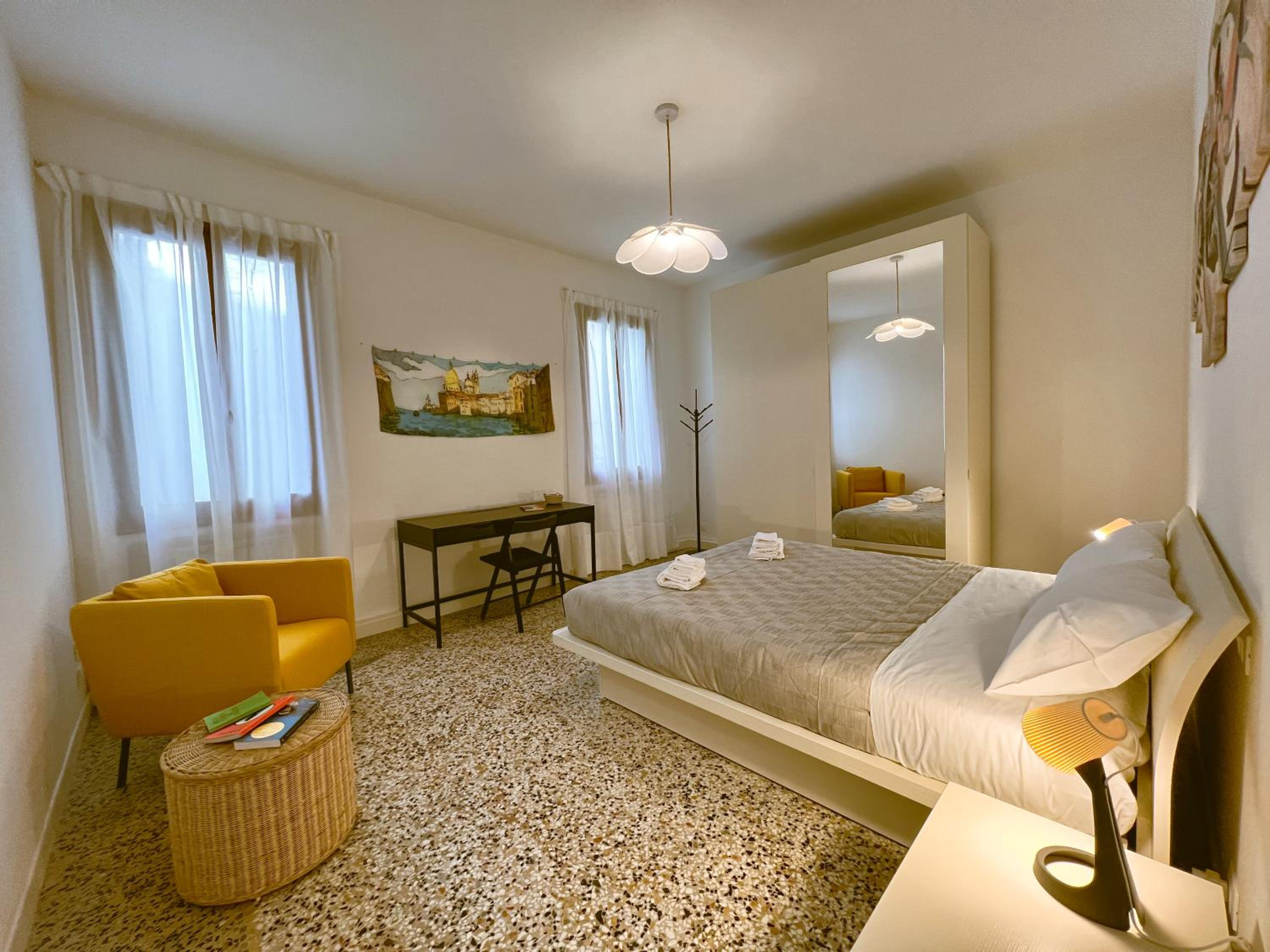 Splendid “True Venice Apartment” overlooking water
