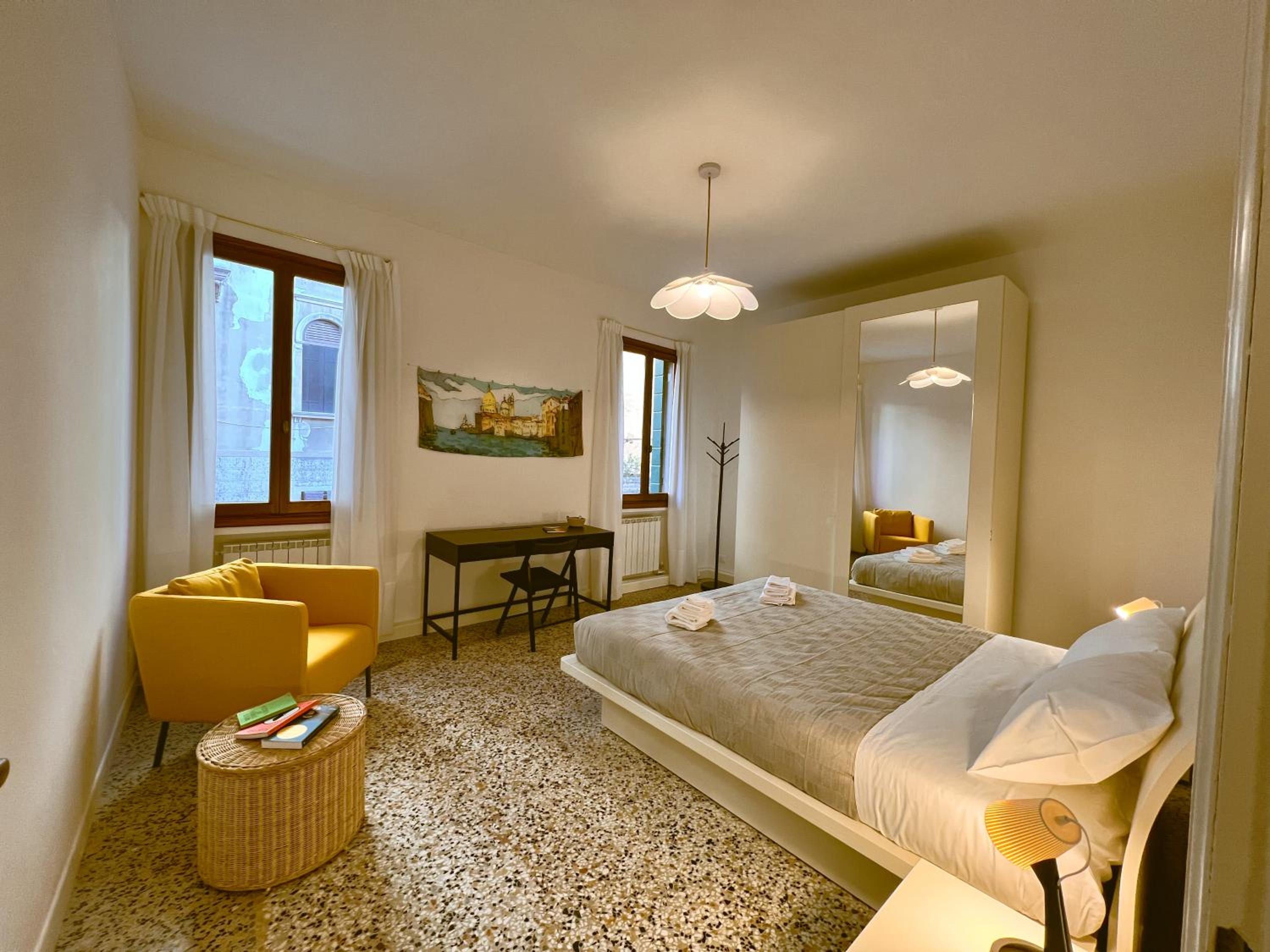 Splendid “True Venice Apartment” overlooking water