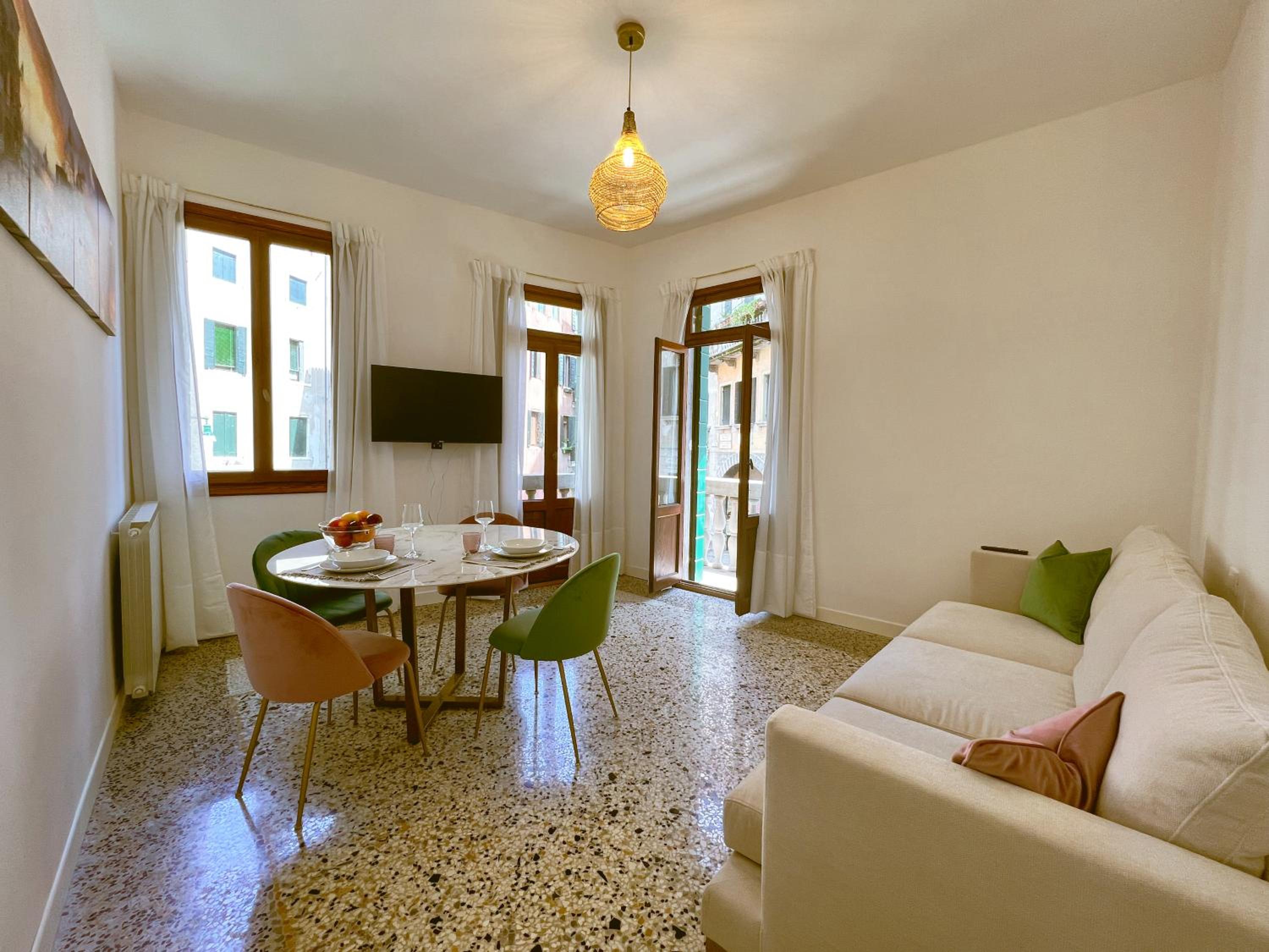 Splendid “True Venice Apartment” overlooking water