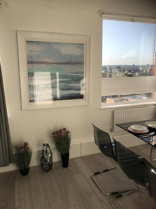 Modern, Family-Friendly Apartment by Hyde Park & Museums