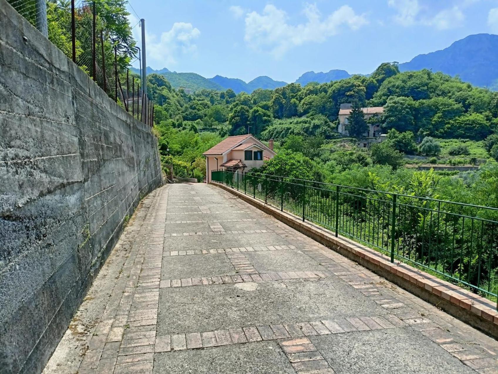 VILLA VICINUS - 120 mq - parking - garden