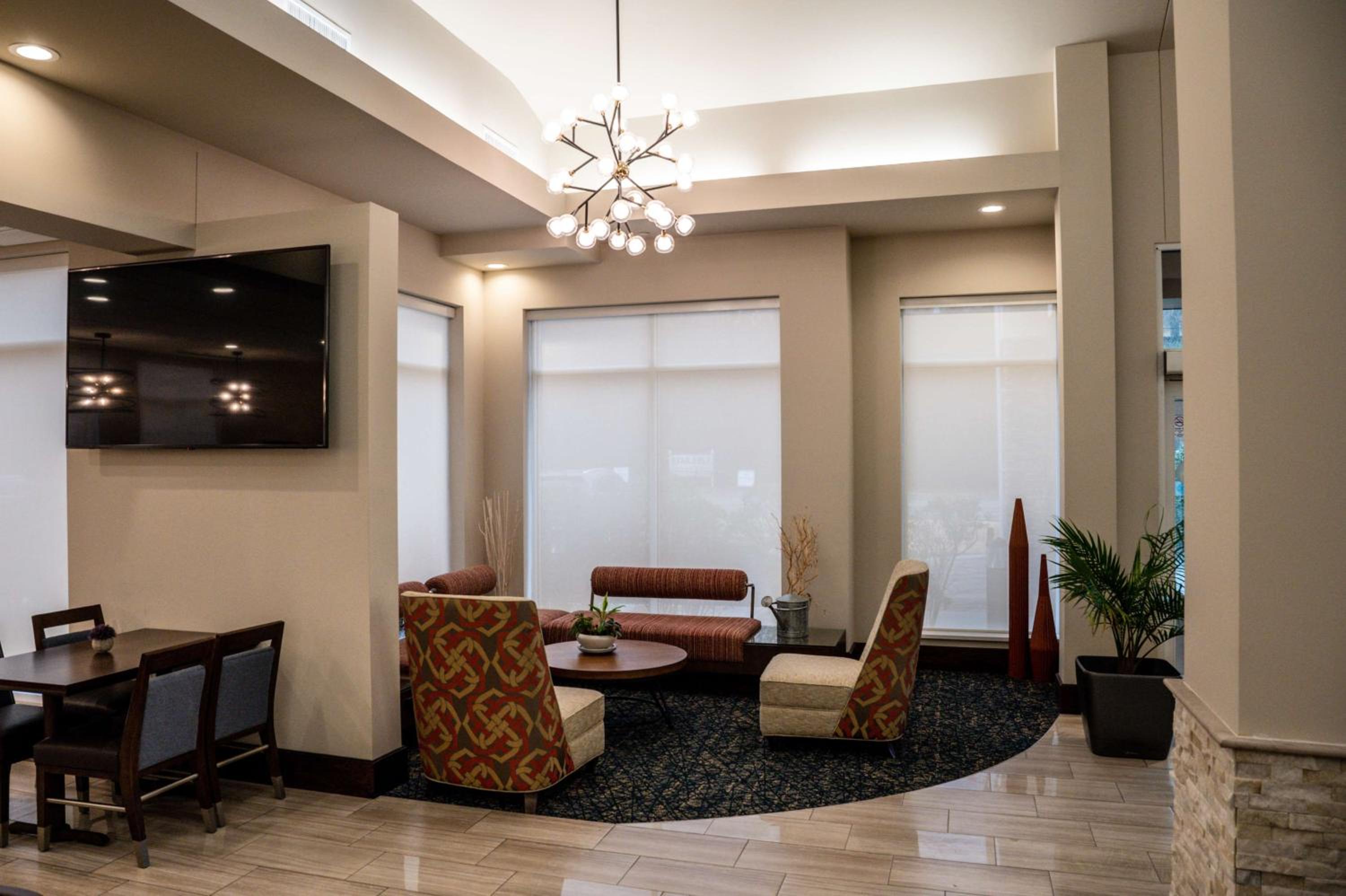 Fayetteville Vacations - Hilton Garden Inn Fayetteville/Fort Bragg - Property Image 3