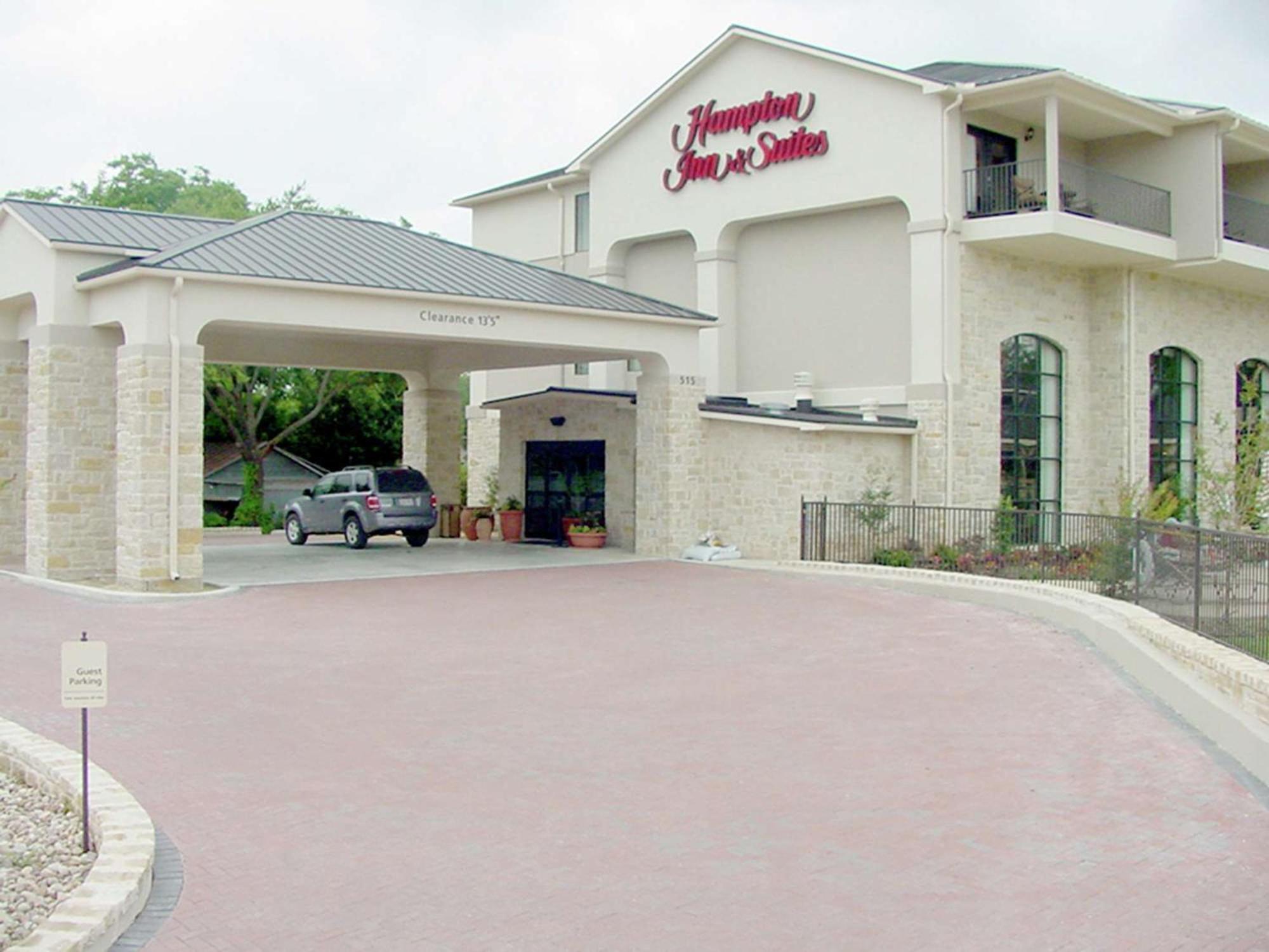 Hotel Hampton Inn & Suites Fredericksburg - Image 1