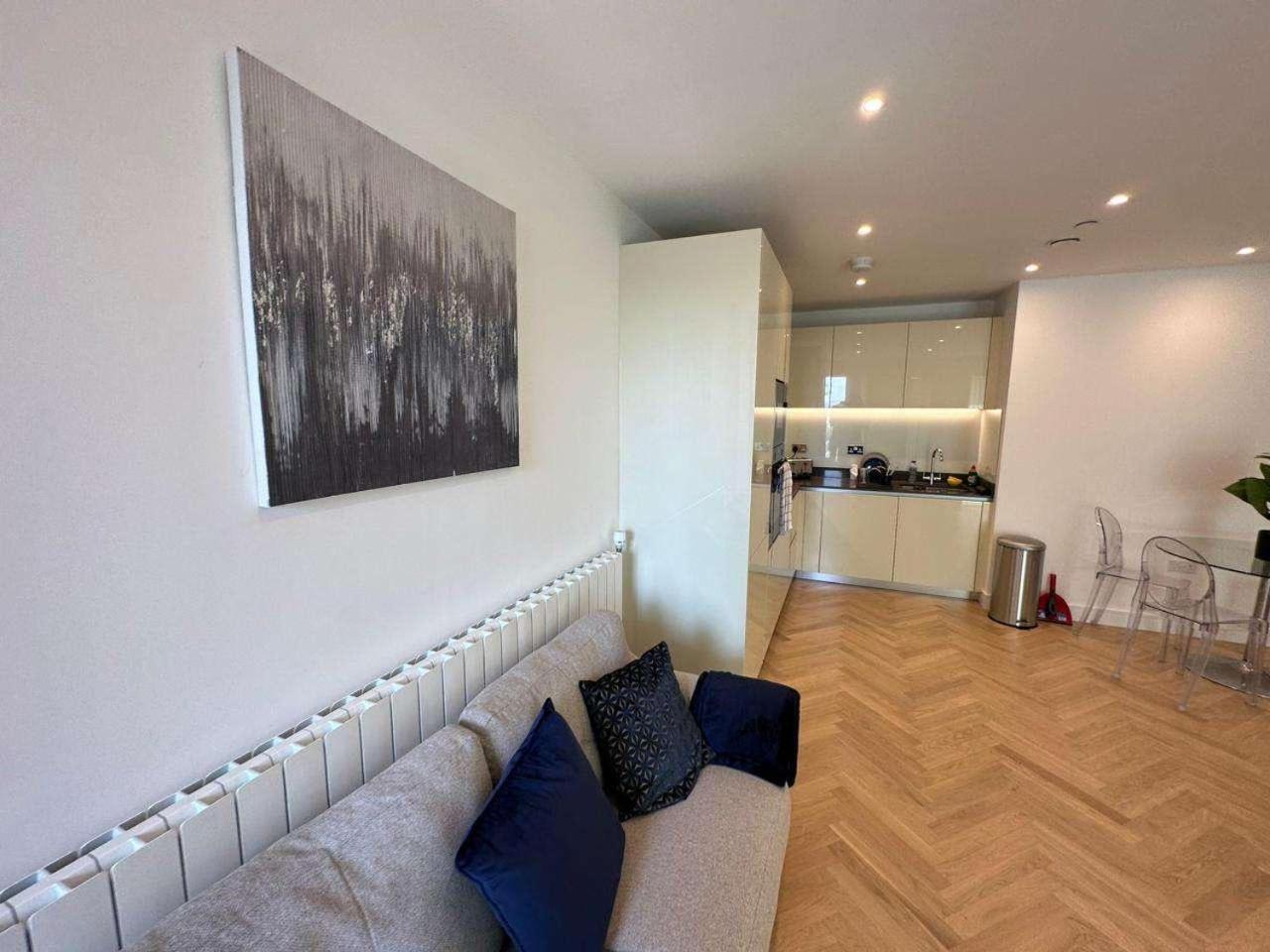 Spacious one bedroom luxury apartment in Kidbrooke Greenwich view 4