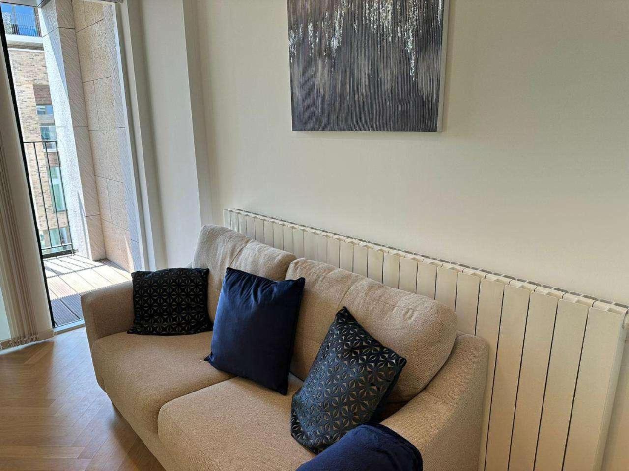 Spacious one bedroom luxury apartment in Kidbrooke Greenwich view 2