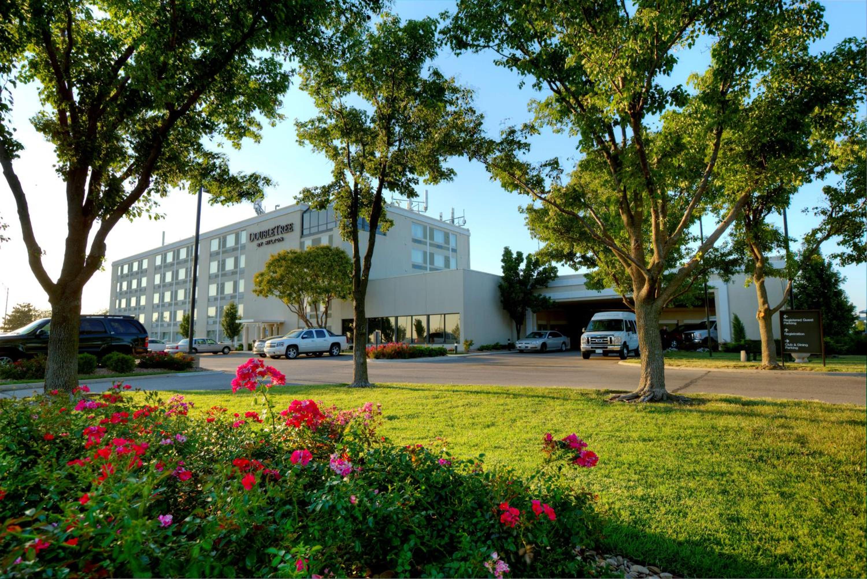 Hotel DoubleTree by Hilton Wichita Airport - Image 1