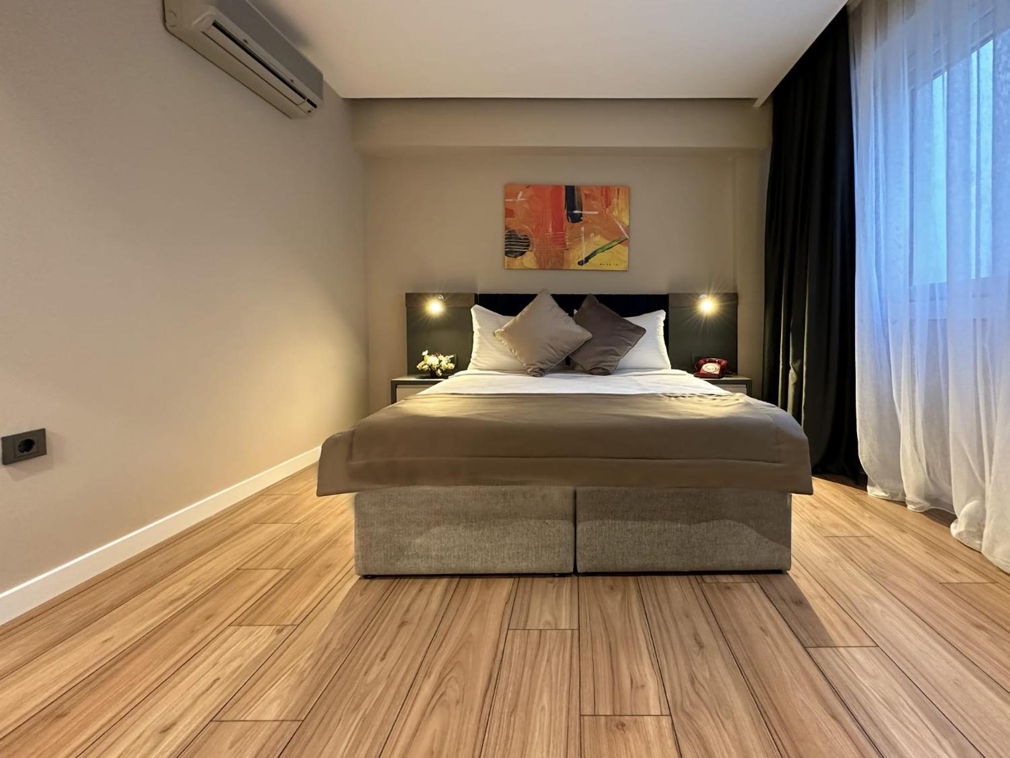 THE ROYALS HOTEL - Image 29