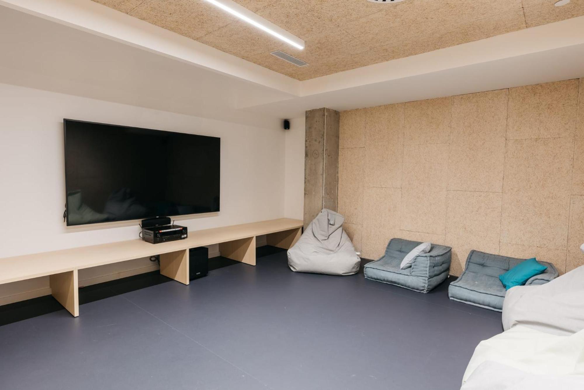 For Students Studying in Barcelona Only - Stunning Spacious Studios and Private Rooms at Pallars Student Accommodation