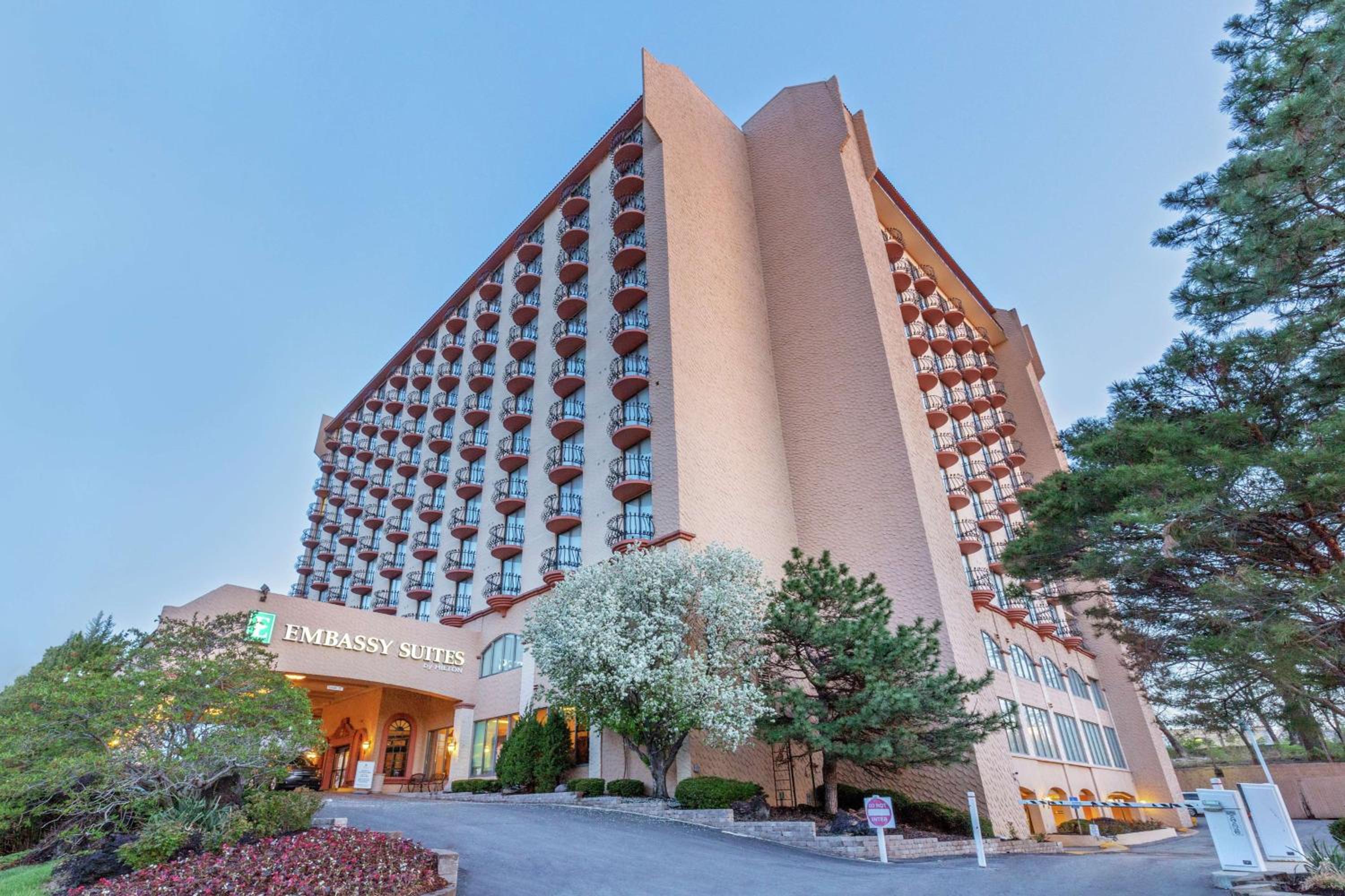 Hotel Embassy Suites by Hilton Kansas City Plaza