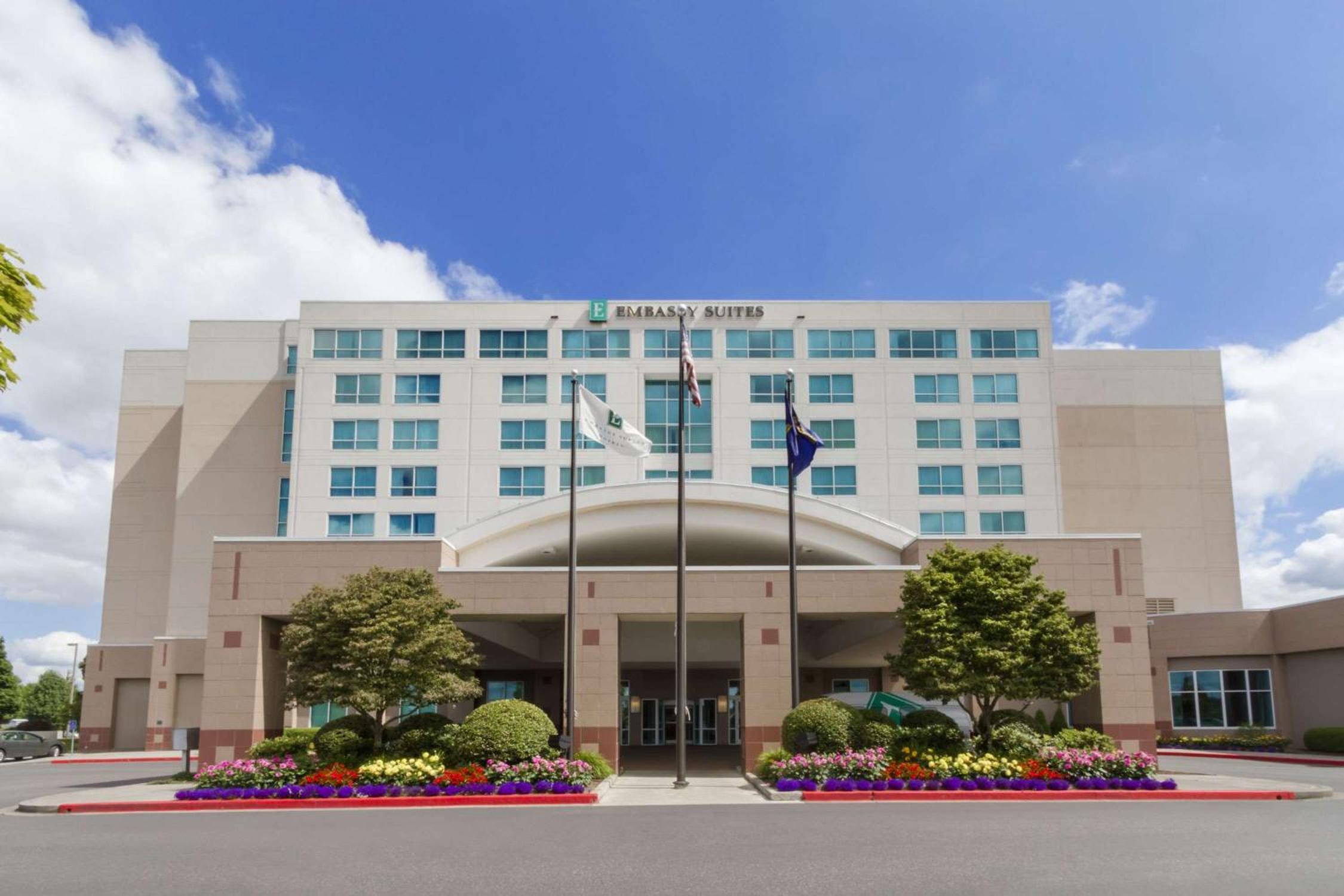 Hotel Embassy Suites by Hilton Portland Airport - Image 1