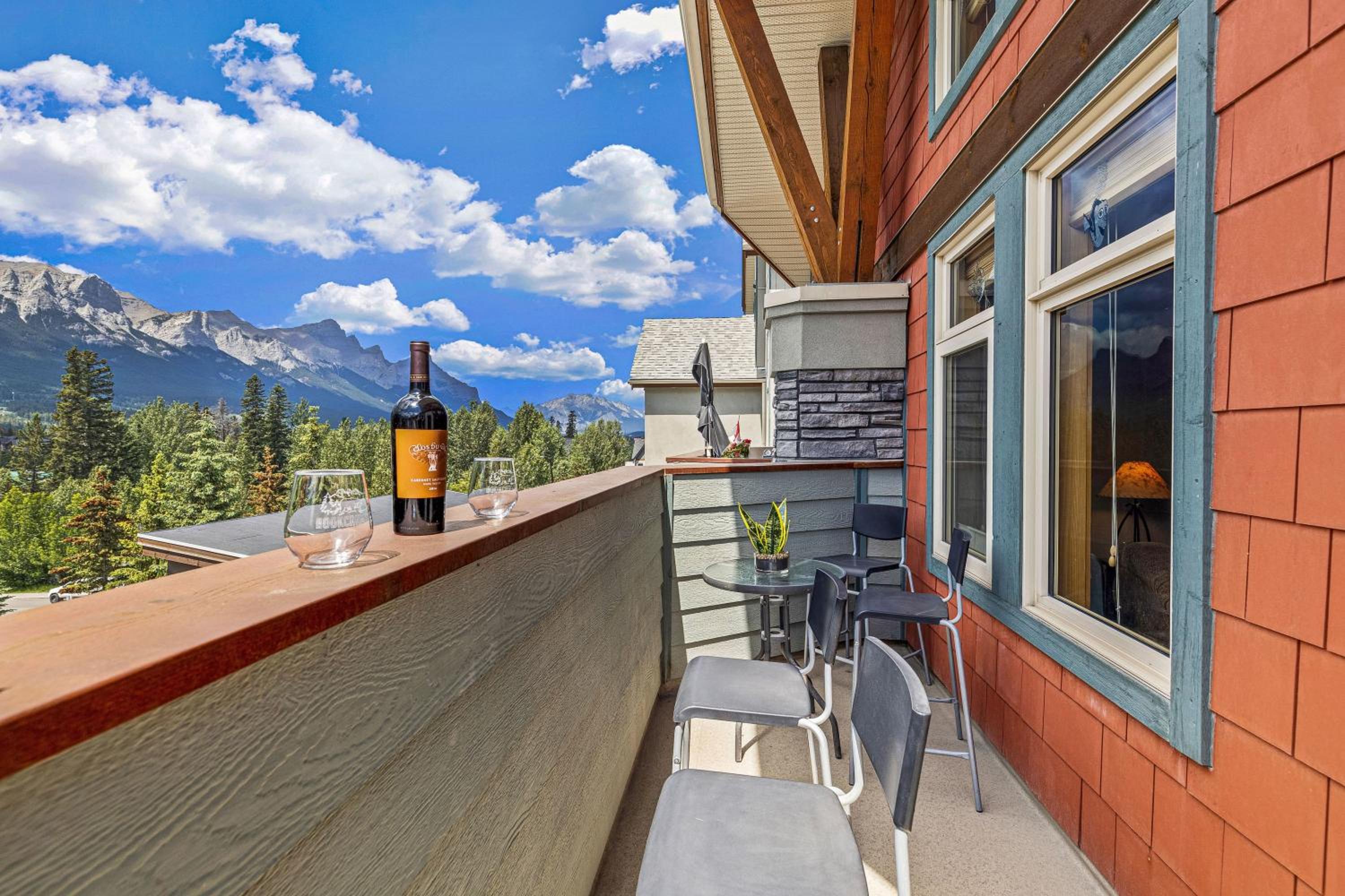 Top Floor Wolf - Best Views With Pool and Hot tub