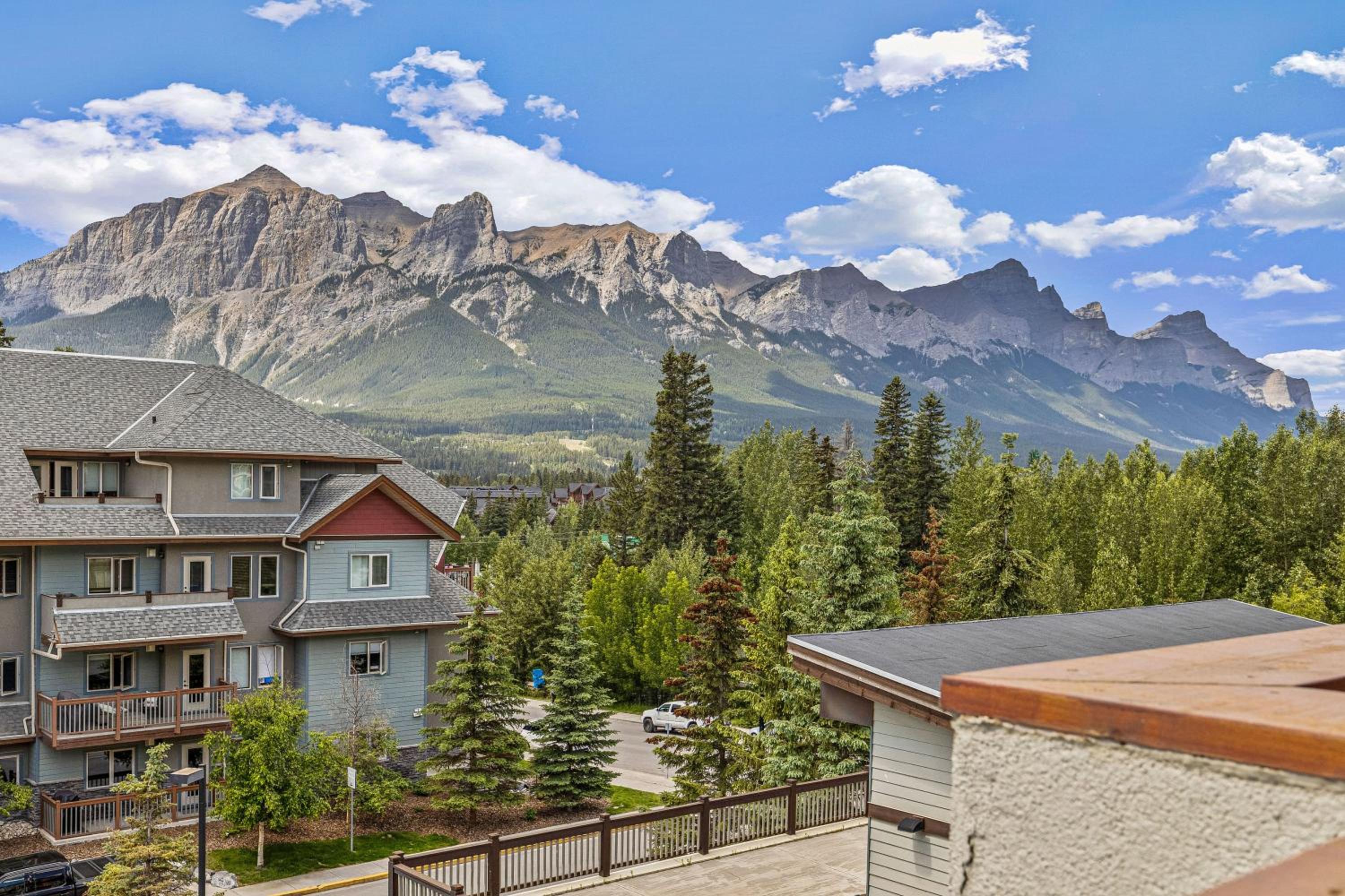 Top Floor Wolf - Best Views With Pool and Hot tub